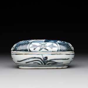 A Chinese blue and white 'kraak' porcelain betel box and cover with a bird on a rock, Wanli — photo 6