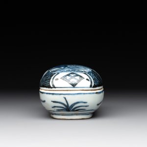 A Chinese blue and white 'kraak' porcelain betel box and cover with a bird on a rock, Wanli — photo 7