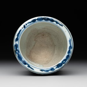A Chinese blue and white 'kraak' porcelain censer with figures in a landscape, Wanli — photo 4