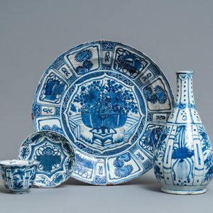 A Chinese blue and white kraak porcelain charger, a vase, a crow cup and a small plate, Wanli — photo 1