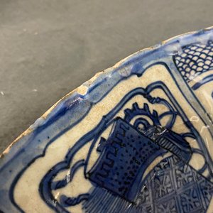 A Chinese blue and white kraak porcelain charger, a vase, a crow cup and a small plate, Wanli — photo 19