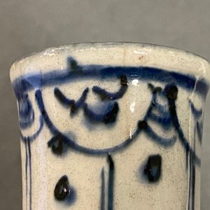 A Chinese blue and white kraak porcelain charger, a vase, a crow cup and a small plate, Wanli — photo 23