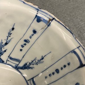 A Chinese blue and white kraak porcelain charger, a vase, a crow cup and a small plate, Wanli — photo 25