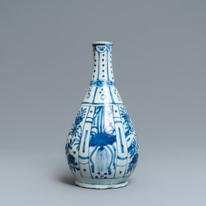A Chinese blue and white kraak porcelain charger, a vase, a crow cup and a small plate, Wanli — photo 6