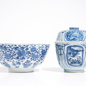A Chinese blue and white kraak porcelain covered bowl, Wanli, and a floral bowl, Kangxi — photo 2