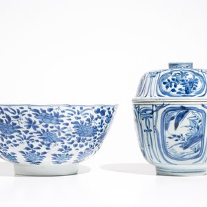 A Chinese blue and white kraak porcelain covered bowl, Wanli, and a floral bowl, Kangxi — photo 5