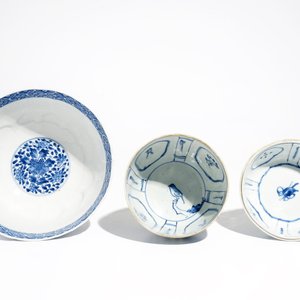 A Chinese blue and white kraak porcelain covered bowl, Wanli, and a floral bowl, Kangxi — photo 6