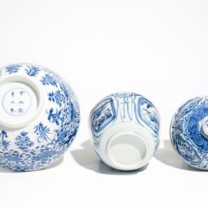 A Chinese blue and white kraak porcelain covered bowl, Wanli, and a floral bowl, Kangxi — photo 7