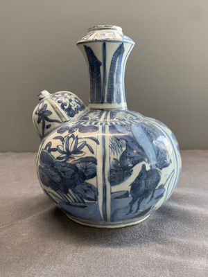 A Chinese blue and white 'kraak' porcelain 'deer and rooster' kendi, Wanli — photo 1