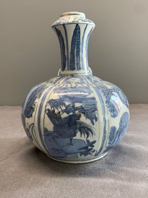 A Chinese blue and white 'kraak' porcelain 'deer and rooster' kendi, Wanli — photo 2