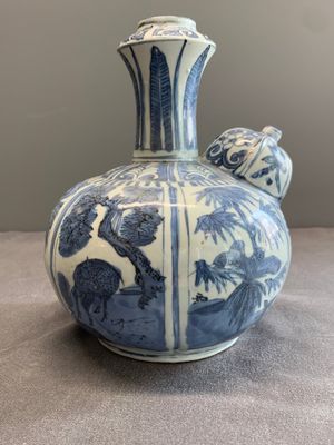 A Chinese blue and white 'kraak' porcelain 'deer and rooster' kendi, Wanli — photo 3