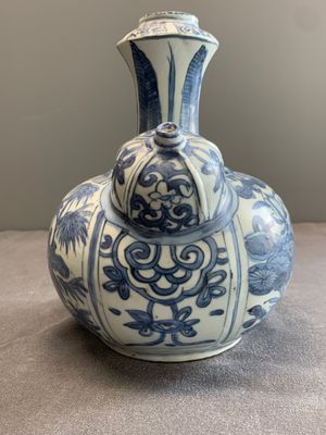 A Chinese blue and white 'kraak' porcelain 'deer and rooster' kendi, Wanli — photo 4
