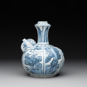 A Chinese blue and white 'kraak' porcelain 'deer and rooster' kendi, Wanli — photo 1