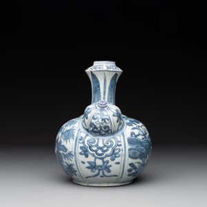 A Chinese blue and white 'kraak' porcelain 'deer and rooster' kendi, Wanli — photo 2