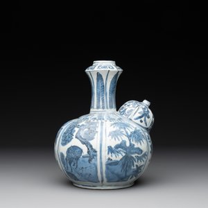 A Chinese blue and white 'kraak' porcelain 'deer and rooster' kendi, Wanli — photo 3