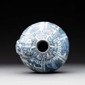 A Chinese blue and white 'kraak' porcelain 'deer and rooster' kendi, Wanli — photo 5