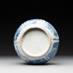 A Chinese blue and white 'kraak' porcelain 'deer and rooster' kendi, Wanli — photo 6