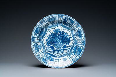 A Chinese blue and white kraak porcelain dish with a jardinière, Wanli