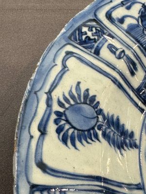 A Chinese blue and white kraak porcelain dish with birds among blossoming branches, Wanli — photo 2