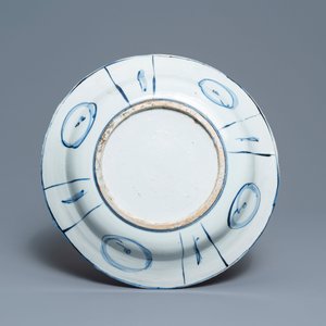 A Chinese blue and white kraak porcelain dish with figures in a landscape, Wanli — photo 2
