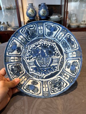 A Chinese blue and white kraak porcelain dish with flowers in a jardiniere, Wanli — 照片 1
