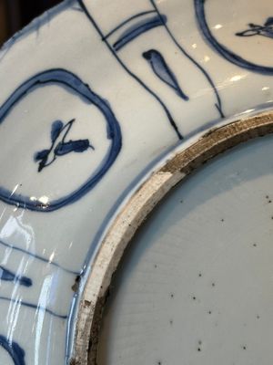 A Chinese blue and white kraak porcelain dish with flowers in a jardiniere, Wanli — 照片 11