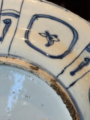 A Chinese blue and white kraak porcelain dish with flowers in a jardiniere, Wanli — 照片 13