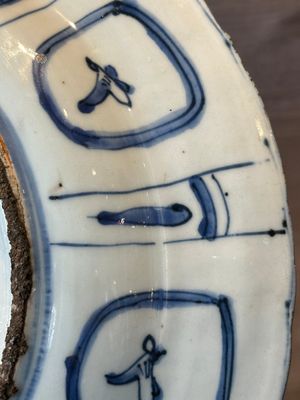 A Chinese blue and white kraak porcelain dish with flowers in a jardiniere, Wanli — 照片 14