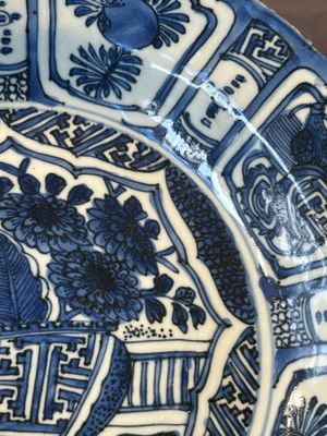 A Chinese blue and white kraak porcelain dish with flowers in a jardiniere, Wanli — 照片 2