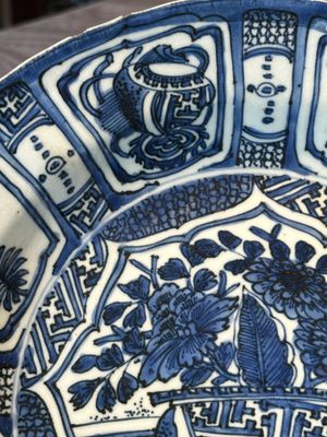A Chinese blue and white kraak porcelain dish with flowers in a jardiniere, Wanli — 照片 3