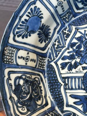 A Chinese blue and white kraak porcelain dish with flowers in a jardiniere, Wanli — 照片 4