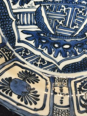 A Chinese blue and white kraak porcelain dish with flowers in a jardiniere, Wanli — 照片 5