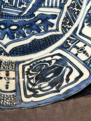 A Chinese blue and white kraak porcelain dish with flowers in a jardiniere, Wanli — 照片 6