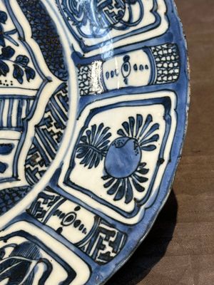 A Chinese blue and white kraak porcelain dish with flowers in a jardiniere, Wanli — 照片 7