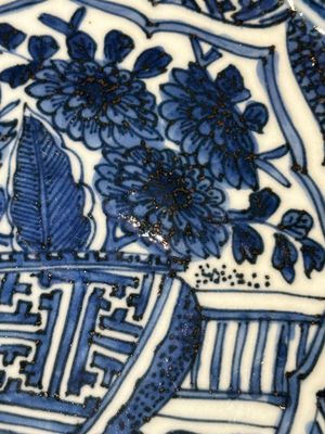 A Chinese blue and white kraak porcelain dish with flowers in a jardiniere, Wanli — 照片 8