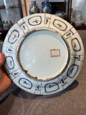 A Chinese blue and white kraak porcelain dish with flowers in a jardiniere, Wanli — 照片 9