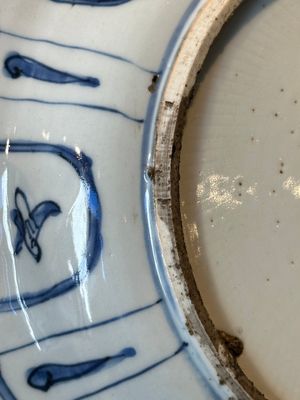 A Chinese blue and white kraak porcelain dish with flowers in a jardiniere, Wanli — 照片 10