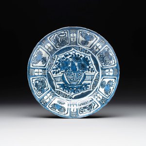 A Chinese blue and white kraak porcelain dish with flowers in a jardiniere, Wanli — 照片 1