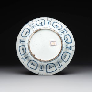 A Chinese blue and white kraak porcelain dish with flowers in a jardiniere, Wanli — 照片 2
