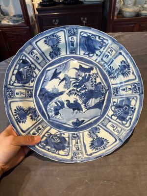 A Chinese blue and white kraak porcelain dish with geese near the water, Wanli — 照片 1