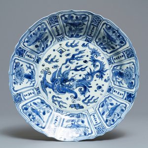 A Chinese blue and white kraak porcelain 'dragon' dish, Wanli — 照片 1