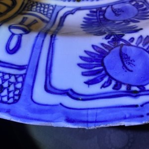 A Chinese blue and white kraak porcelain 'ducks' charger and two plates, Wanli — 照片 18