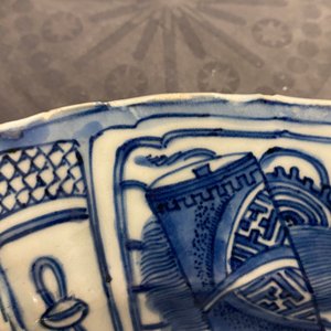 A Chinese blue and white kraak porcelain 'ducks' charger and two plates, Wanli — 照片 21