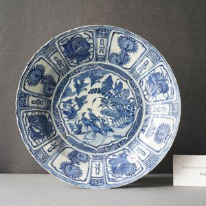 A Chinese blue and white kraak porcelain 'ducks' charger and two plates, Wanli — 照片 26