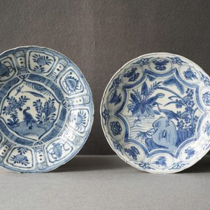 A Chinese blue and white kraak porcelain 'ducks' charger and two plates, Wanli — 照片 28