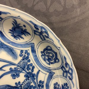 A Chinese blue and white kraak porcelain 'ducks' charger and two plates, Wanli — 照片 6