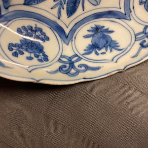 A Chinese blue and white kraak porcelain 'ducks' charger and two plates, Wanli — 照片 10