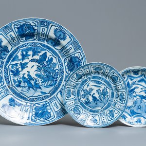 A Chinese blue and white kraak porcelain 'ducks' charger and two plates, Wanli — 照片 1
