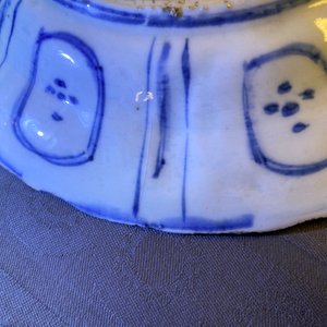 A Chinese blue and white kraak porcelain 'ducks' charger and two plates, Wanli — 照片 12