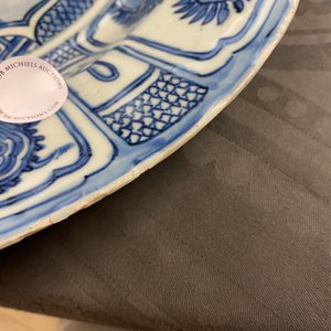 A Chinese blue and white kraak porcelain 'ducks' charger and two plates, Wanli — 照片 23